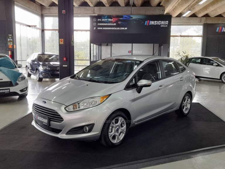 FORD - FIESTA - 2013/2014 - Prata - R$ 42.900,00