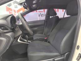 TOYOTA - YARIS - 2019/2019 - Branca - R$ 75.900,00