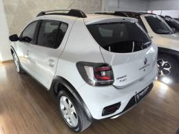 RENAULT - SANDERO - 2016/2017 - Branca - R$ 52.900,00