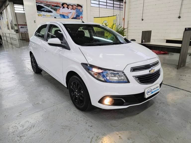 CHEVROLET - ONIX - 2014/2014 - Branca - R$ 52.900,00