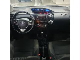 TOYOTA - ETIOS - 2017/2018 - Cinza - R$ 55.900,00