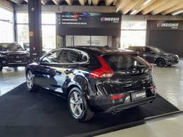VOLVO - V40 - 2013/2014 - Preta - R$ 72.900,00