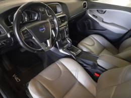 VOLVO - V40 - 2013/2014 - Preta - R$ 72.900,00