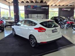 FORD - FOCUS - 2015/2016 - Branca - R$ 64.900,00