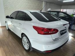 FORD - FOCUS - 2015/2016 - Branca - R$ 64.900,00