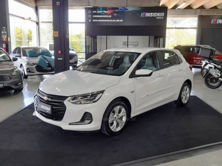 CHEVROLET - ONIX - 2021/2022 - Branca - R$ 82.900,00