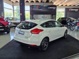 FORD - FOCUS - 2015/2016 - Branca - R$ 64.900,00