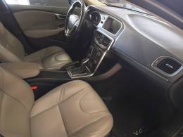 VOLVO - V40 - 2013/2014 - Preta - R$ 72.900,00