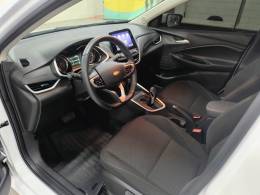 CHEVROLET - ONIX - 2023/2024 - Branca - R$ 89.900,00