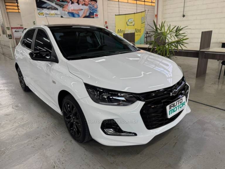 CHEVROLET - ONIX - 2024/2024 - Branca - R$ 89.900,00