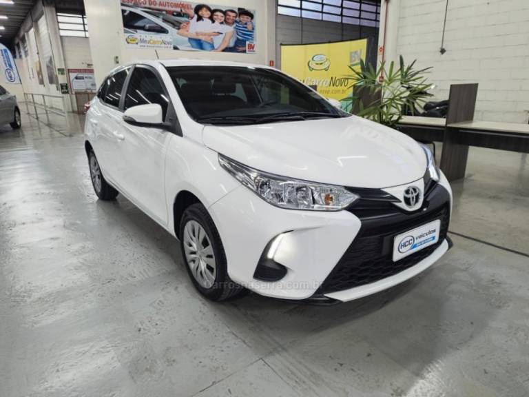 TOYOTA - YARIS - 2023/2023 - Branca - R$ 89.900,00