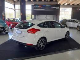 FORD - FOCUS - 2015/2016 - Branca - R$ 64.900,00