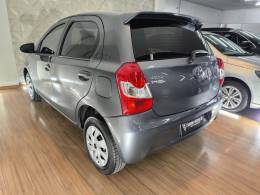 TOYOTA - ETIOS - 2015/2015 - Cinza - R$ 44.900,00