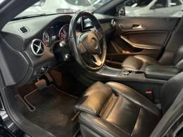 MERCEDES-BENZ - CLA 200 - 2017/2018 - Preta - R$ 127.900,00