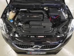 VOLVO - V40 - 2013/2014 - Preta - R$ 72.900,00