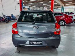 TOYOTA - ETIOS - 2015/2015 - Cinza - R$ 45.900,00
