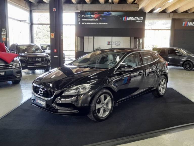 VOLVO - V40 - 2013/2014 - Preta - R$ 72.900,00