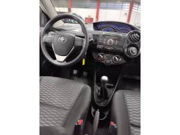 TOYOTA - ETIOS - 2014/2015 - Preta - R$ 46.900,00