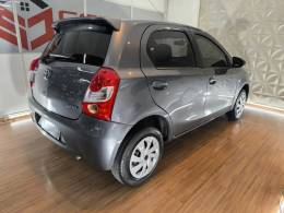 TOYOTA - ETIOS - 2015/2015 - Cinza - R$ 44.900,00