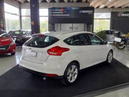 FORD - FOCUS - 2018/2019 - Branca - R$ 68.900,00