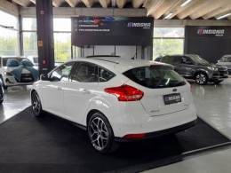 FORD - FOCUS - 2016/2016 - Branca - R$ 73.900,00