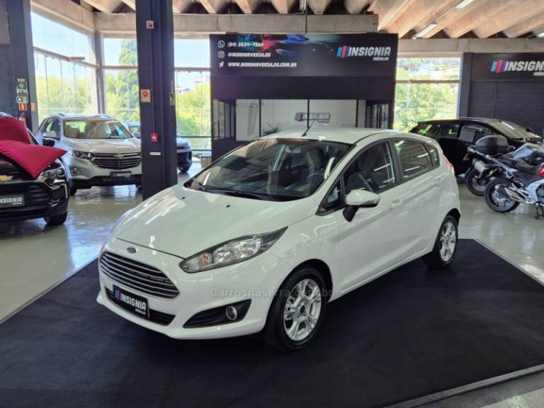 FORD - FIESTA - 2015/2016 - Branca - R$ 49.900,00