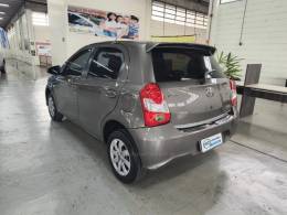 TOYOTA - ETIOS - 2017/2018 - Cinza - R$ 57.900,00