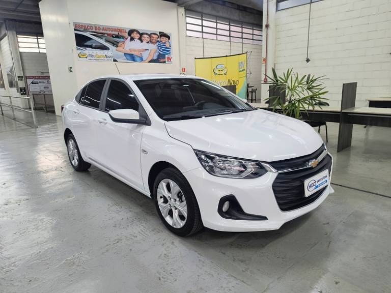 CHEVROLET - ONIX - 2023/2024 - Branca - R$ 92.900,00