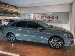 VOLKSWAGEN - JETTA - 2023/2024 - Cinza - R$ 215.900,00