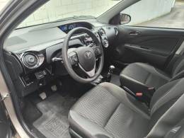 TOYOTA - ETIOS - 2017/2018 - Cinza - R$ 57.900,00