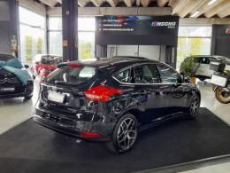 FORD - FOCUS - 2016/2017 - Preta - R$ 75.900,00