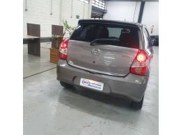 TOYOTA - ETIOS - 2017/2018 - Cinza - R$ 55.900,00