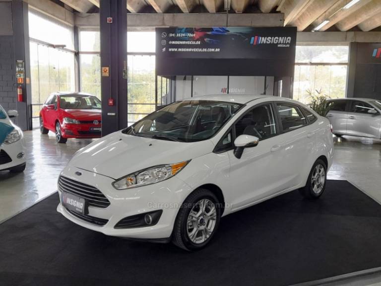 FORD - FIESTA - 2015/2016 - Branca - R$ 50.900,00