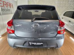 TOYOTA - ETIOS - 2015/2015 - Cinza - R$ 44.900,00