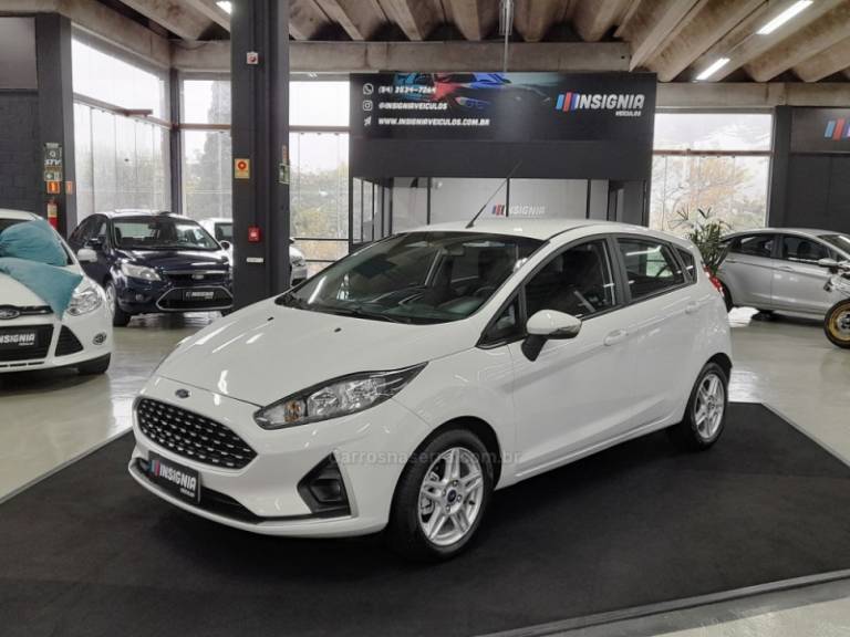 FORD - FIESTA - 2017/2018 - Branca - R$ 59.900,00