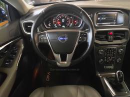 VOLVO - V40 - 2013/2014 - Preta - R$ 72.900,00