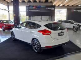 FORD - FOCUS - 2015/2016 - Branca - R$ 64.900,00