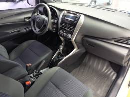TOYOTA - YARIS - 2019/2019 - Branca - R$ 75.900,00