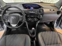 TOYOTA - ETIOS - 2015/2015 - Cinza - R$ 44.900,00