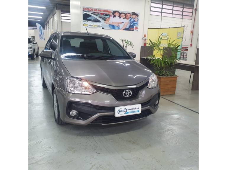 TOYOTA - ETIOS - 2017/2018 - Cinza - R$ 55.900,00