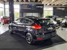 FORD - FOCUS - 2016/2017 - Preta - R$ 75.900,00