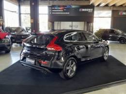 VOLVO - V40 - 2013/2014 - Preta - R$ 72.900,00