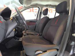 RENAULT - SANDERO - 2013/2014 - Preta - R$ 44.900,00