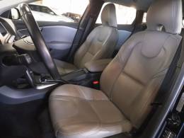 VOLVO - V40 - 2013/2014 - Preta - R$ 72.900,00