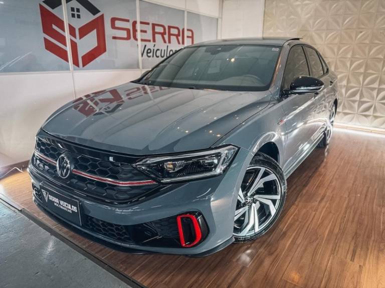 VOLKSWAGEN - JETTA - 2023/2024 - Cinza - R$ 215.900,00