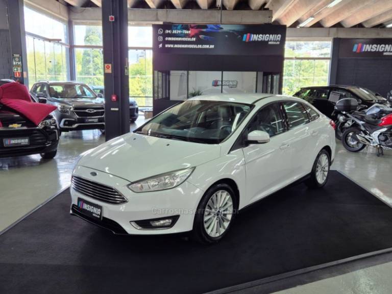 FORD - FOCUS - 2015/2016 - Branca - R$ 64.900,00